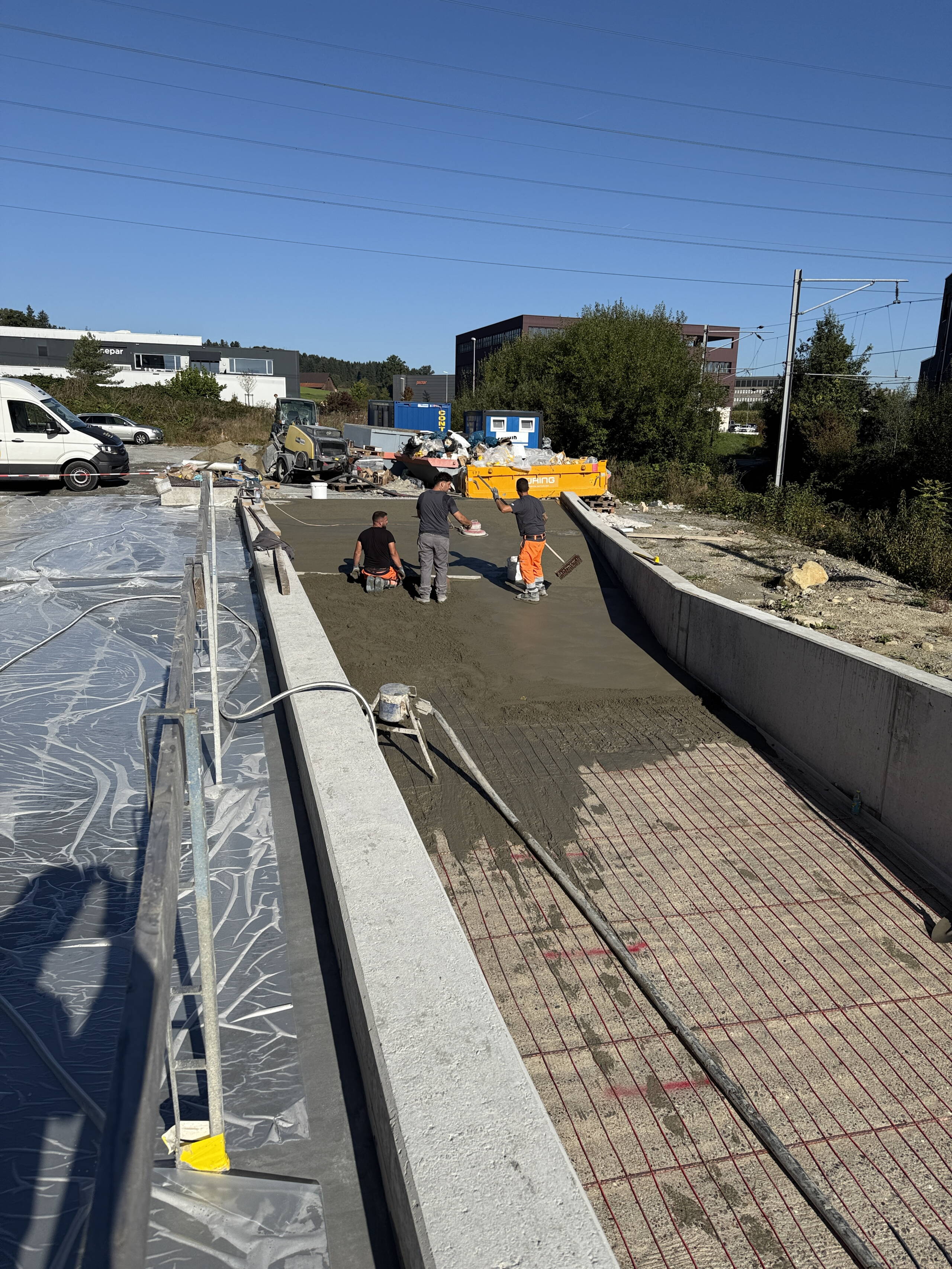 25-09-19_autorampe_betonieren_.jpg 25-09-19_autorampe_betonieren_.jpg