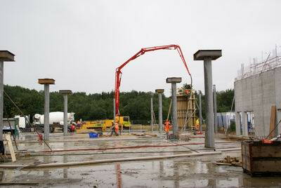 betonstuetzen_mit_stahlpilze._pumpbeton_in__wandecke.jpg