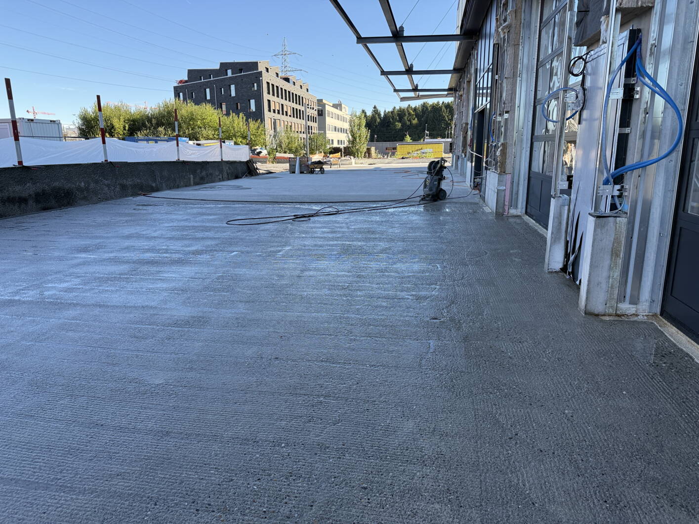 25-09-19_vorplatz.jpg 25-09-19_vorplatz.jpg